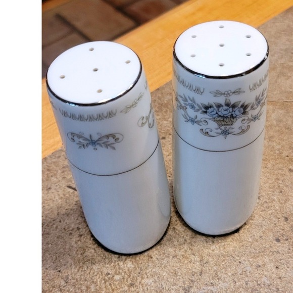 Vintage Diane Porcelain Salt Pepper Shakers Floral Blue Silver Trim Tableware - Picture 4 of 5